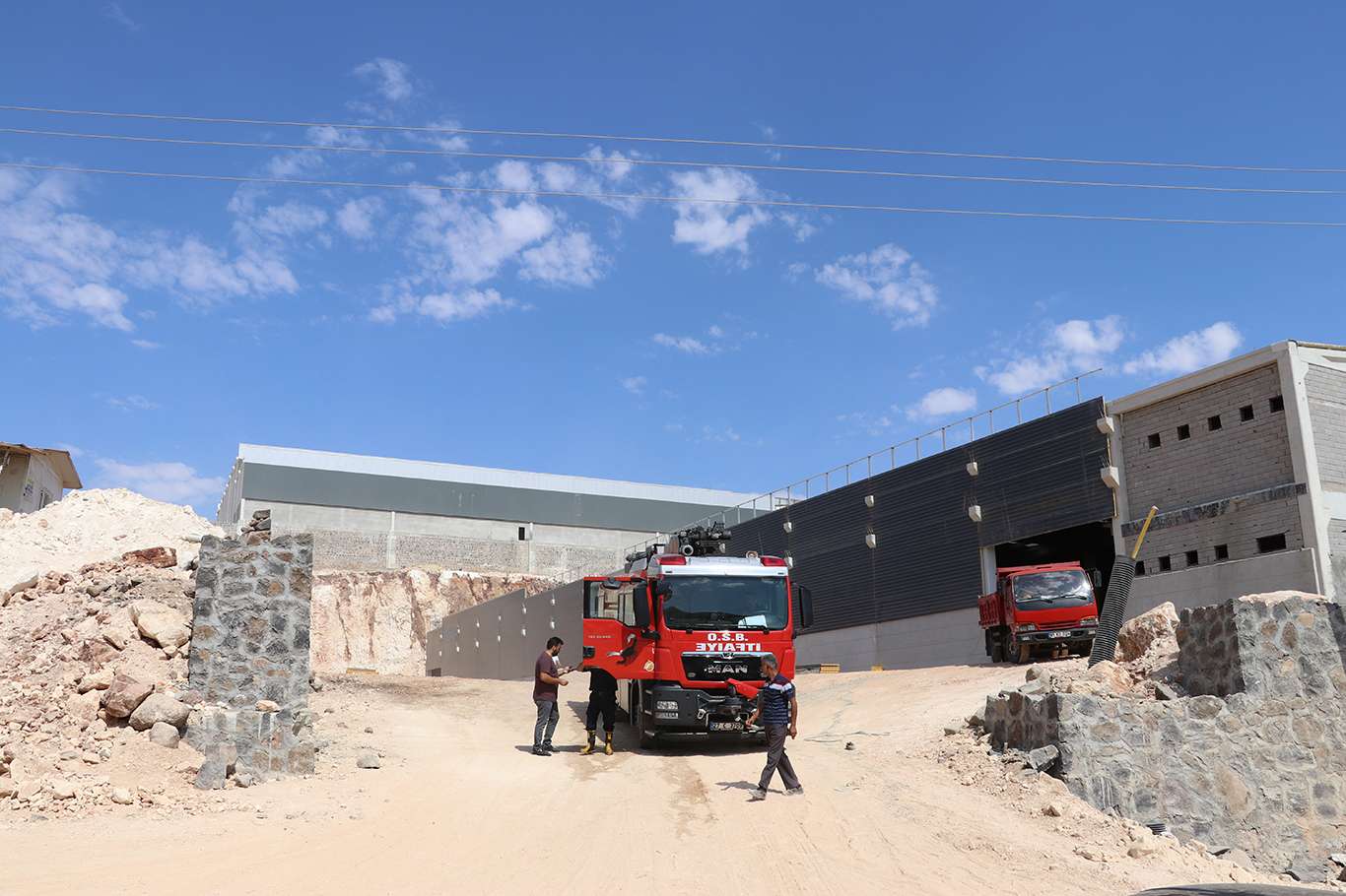 Panel fabrikasında çıkan yangında 2 işçi dumandan etkilendi Panel fabrikasında çıkan yangında 2 işçi dumandan etkilendi
